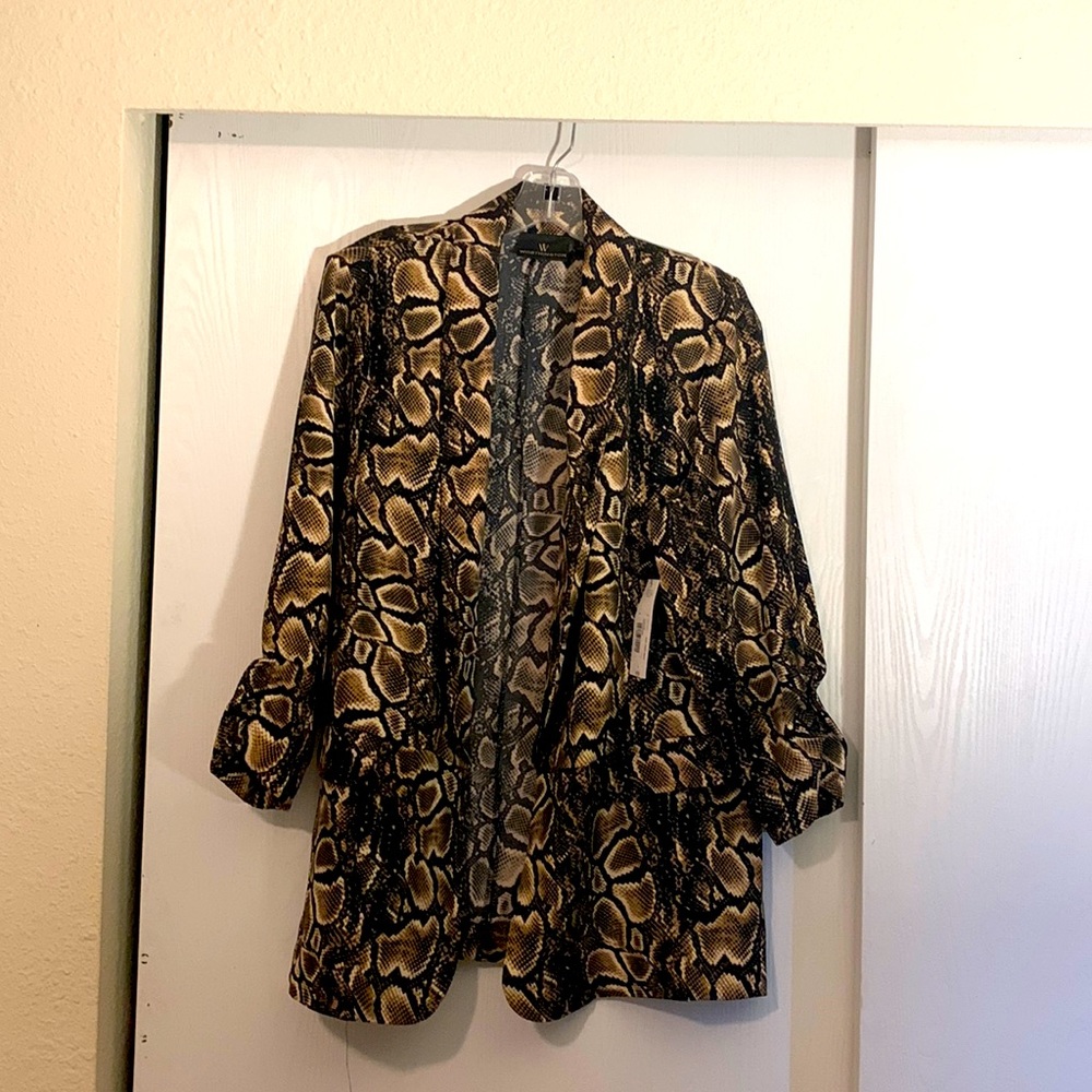 Light snakeskin blazer. Flap fake pockets in front with shirred sleeves.